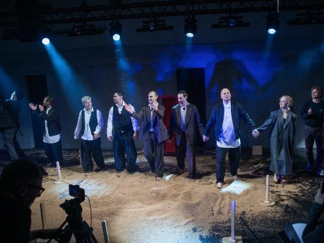 Премьера! «Посторонний»