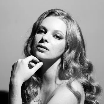 Анна Сенина